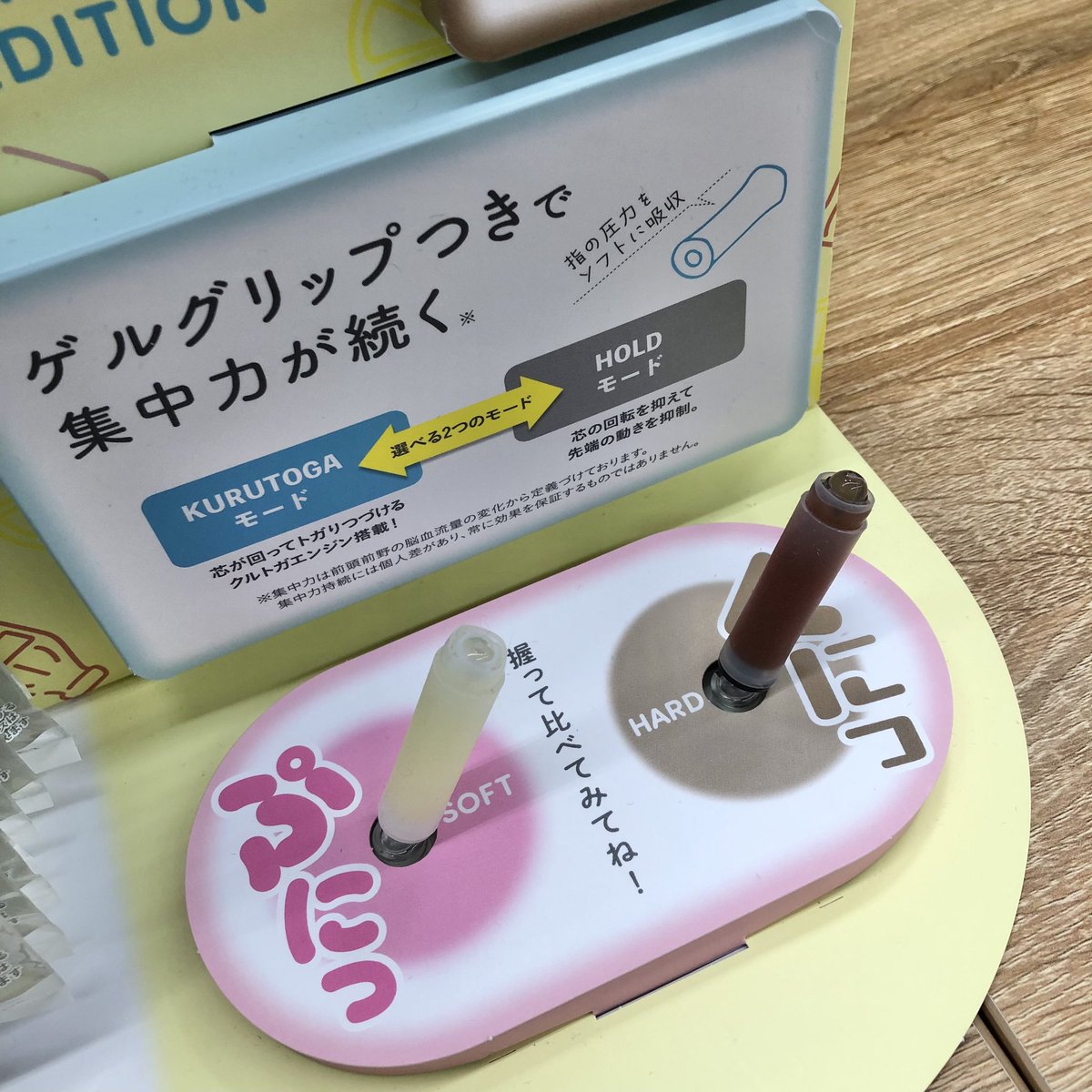 Hi_NOTE_isesaki's tweet image. おいしそうなグミみたいなシャープペンが三菱鉛筆から新登場✨
レモンイエローとヨーグルトはやわらかめ、ラムネブルーとコーラブラウンはかためのグリップになっていて、にぎり心地抜群👍
テスターもあるので、ぜひ試してみてくださいね❗️
αゲルスイッチ(限定)税込1100円
シャープ替芯税込220円