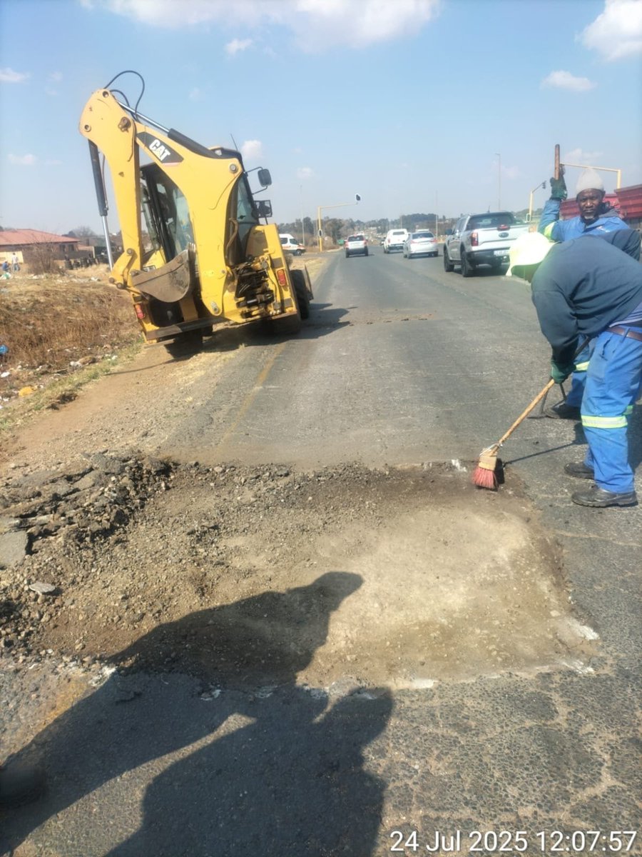 GPDRT_'s tweet image. 🚧🚧🚧 Road Maintenance in Sedibeng District🚧🚧🚧
Our dedicated road maintenance teams have been hard at work on Road P155/1 and the Golden Highway, stretching from Vanderbijlpark to Johannesburg.
#TacklingG13 #RoadSafety #AgaLeRona #GrowingGautengTogether