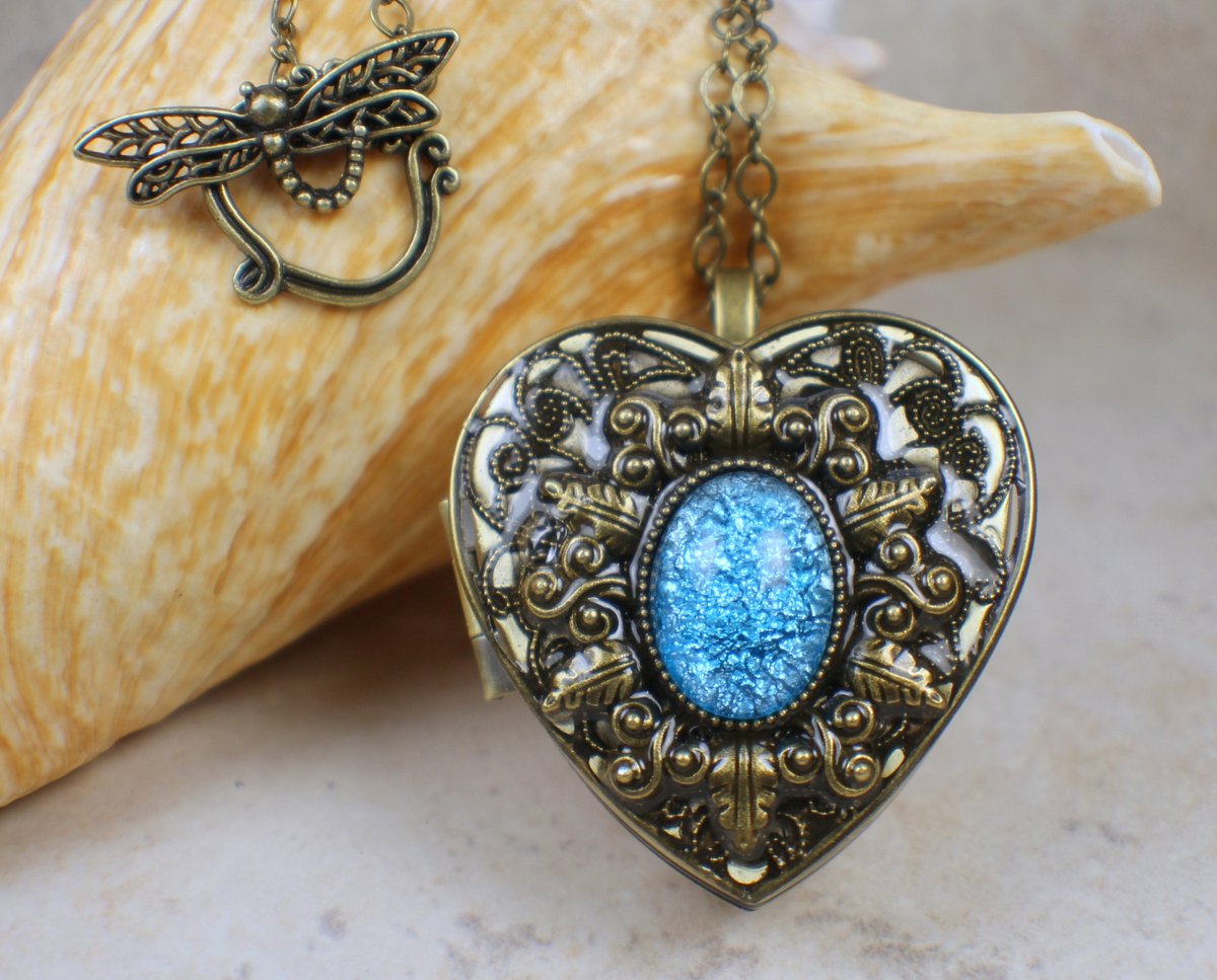 charsfavorite's tweet image. Discover timeless elegance with our Aqua Glass Opal Music Box Locket for just $100. A melody of memories awaits. Capture your essence today! #LuxuryJewelry #MusicBoxMagic
Shop Now charsfavoritethings.com/products/3aqua…
