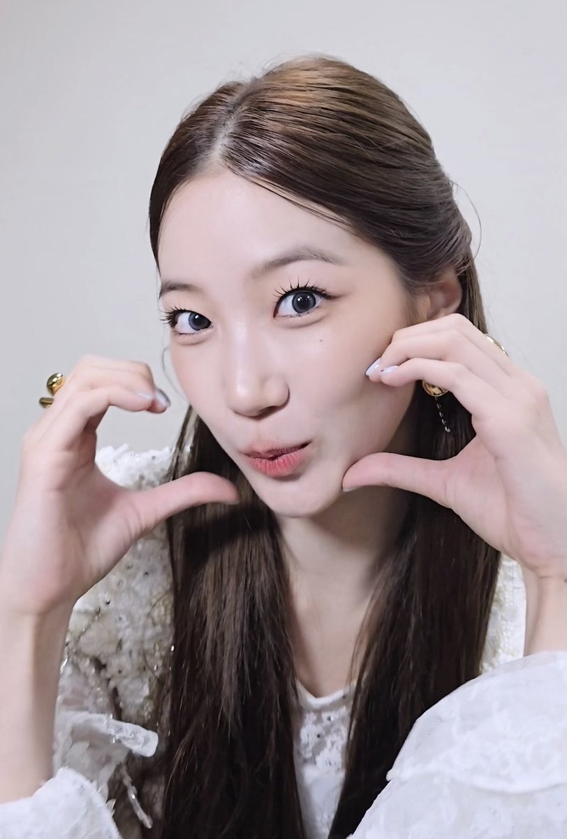 Daily_Zuha's tweet image. 🫶

#KAZUHA #LE_SSERAFIM #카즈하 #르세라핌
