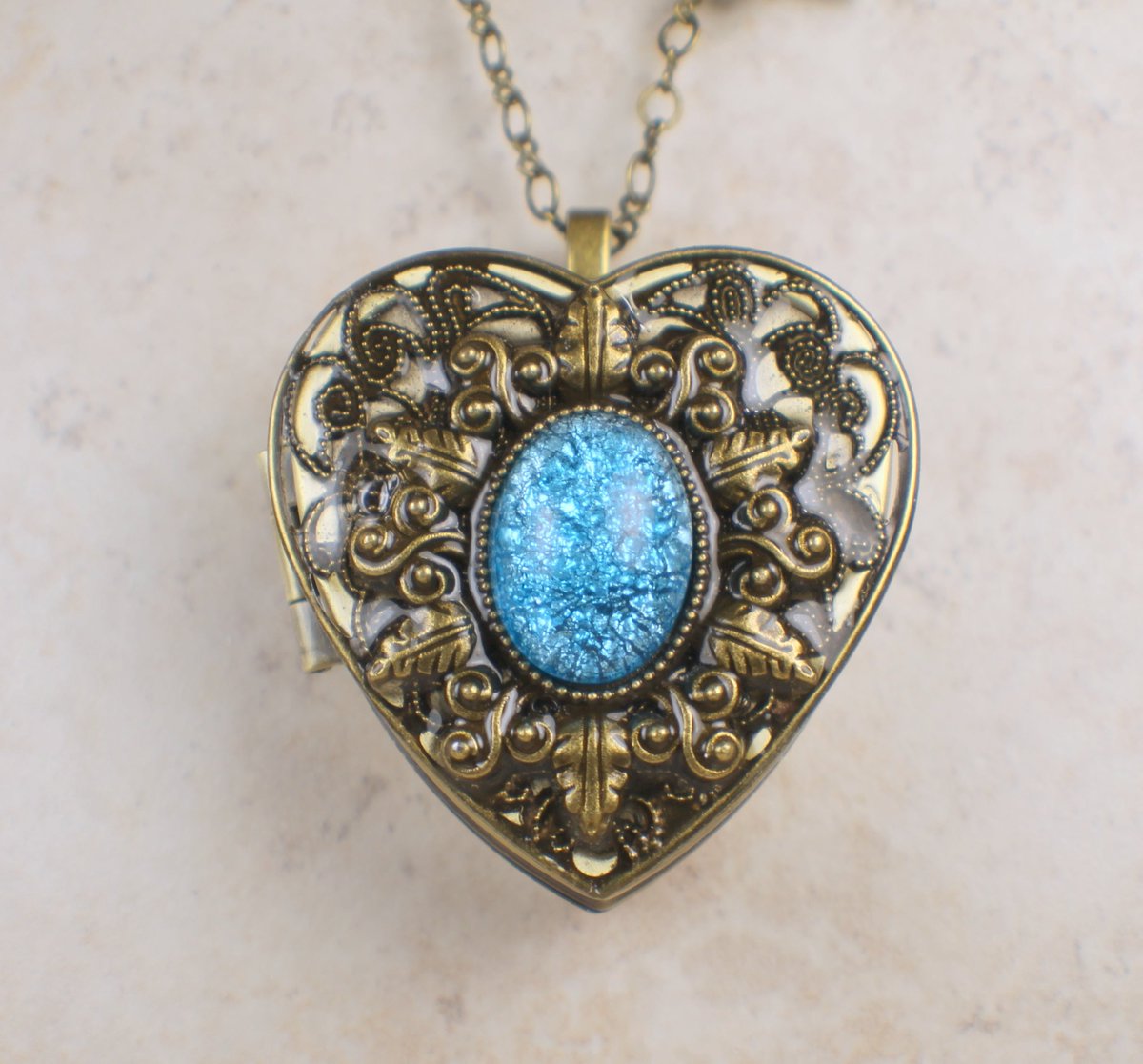 charsfavorite's tweet image. Discover timeless elegance with our Aqua Glass Opal Music Box Locket for just $100. A melody of memories awaits. Capture your essence today! #LuxuryJewelry #MusicBoxMagic
Shop Now charsfavoritethings.com/products/3aqua…