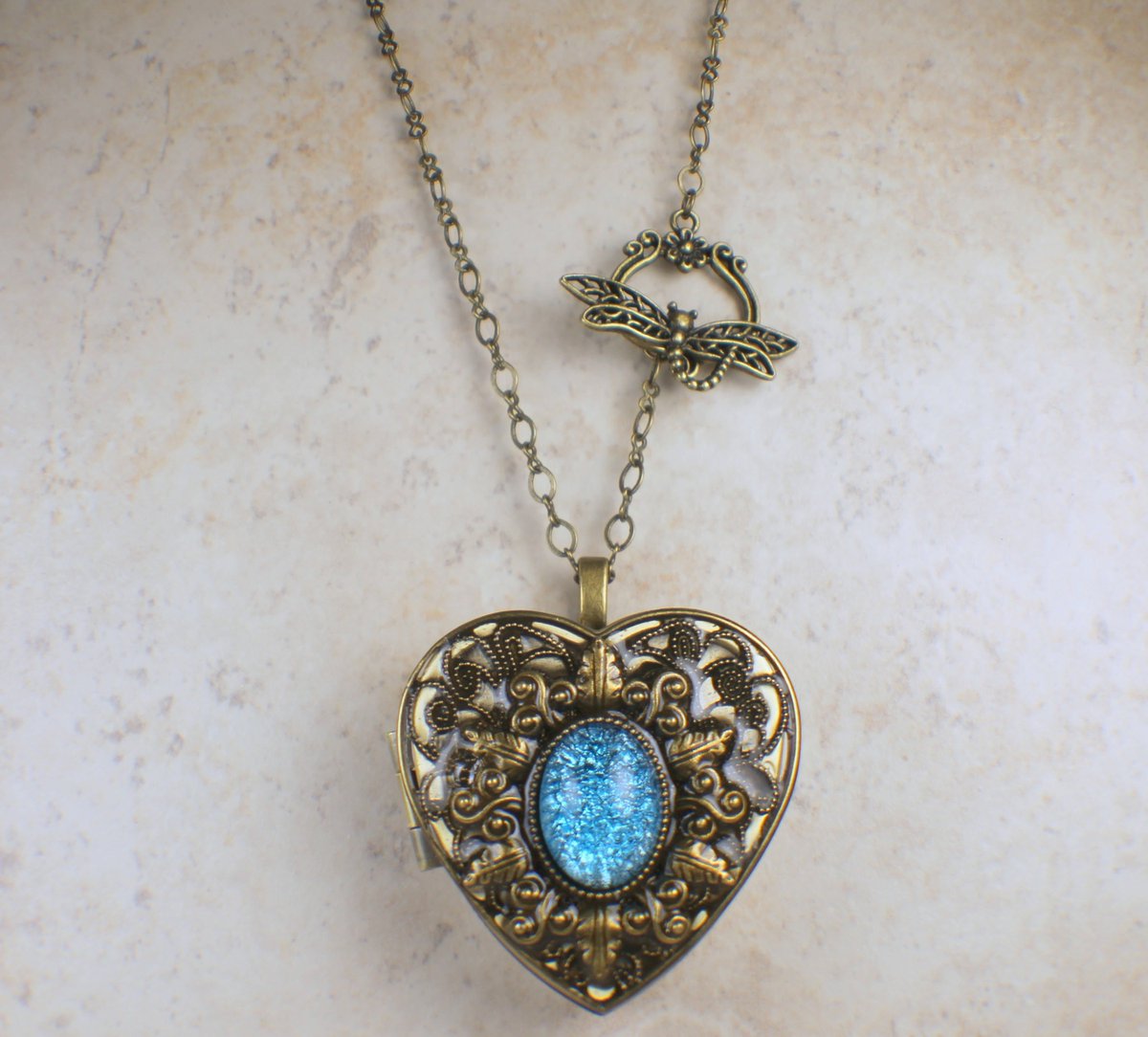 charsfavorite's tweet image. Discover timeless elegance with our Aqua Glass Opal Music Box Locket for just $100. A melody of memories awaits. Capture your essence today! #LuxuryJewelry #MusicBoxMagic
Shop Now charsfavoritethings.com/products/3aqua…