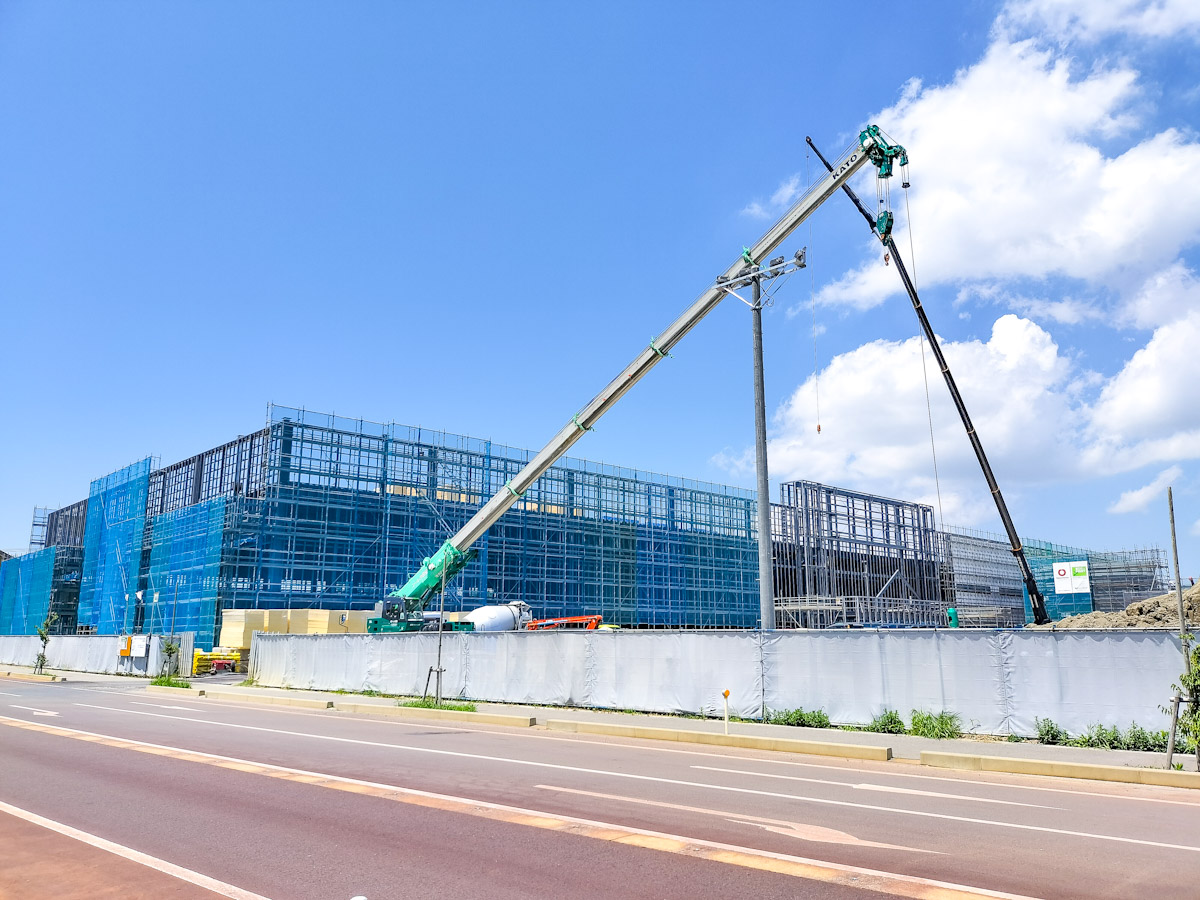 j_rakuda's tweet image. 今秋以降オープンを目指し建設中のそよら三条須頃。おおむねイメージパース通りの外観と「そよら」のロゴも見て取れるように。イオンスタイルを核とし当初4棟で計画も周辺住民からの渋滞と駐車場不足を懸念した意見に沿い出店時は3棟に変更。敷地南側テックランド棟も鉄骨が組み上がり大枠が見えてきた
