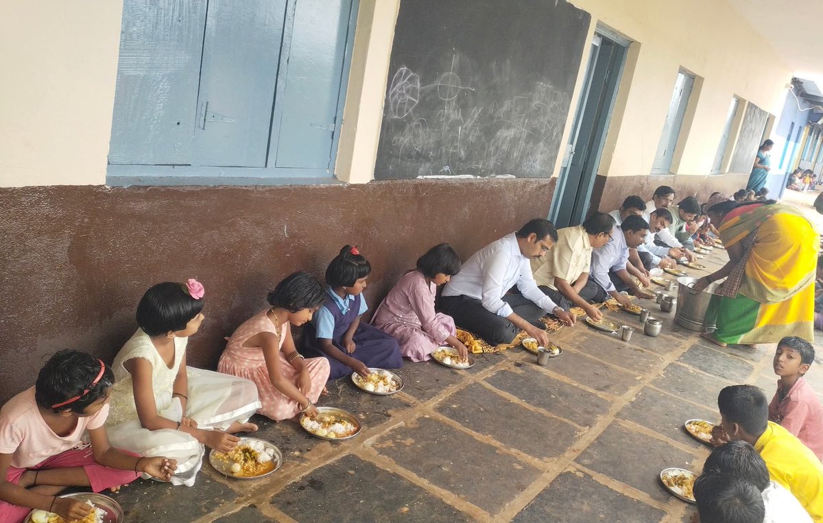 Mgnregn's tweet photo. ಮಕ್ಕಳೊಂದಿಗೆ ಬಿಸಿಯೂಟ ಸವಿದ ಜಿ.ಪಂ.ಸಿಇಒ
ಗದಗ ಜಿಲ್ಲೆ ನರಗುಂದ ತಾಲೂಕಿನ ಕೊಣ್ಣೂರ ಗ್ರಾಮದ ಜನತಾ ಕಾಲೋನಿಯ ಸರ್ಕಾರಿ ಪ್ರಾಥಮಿಕ ಶಾಲೆಗೆ ಮಾನ್ಯ ಜಿ.ಪಂ.ಸಿಇಒ ಭರತ್ ಎಸ್ ಭೇಟಿ ನೀಡಿ ವಿದ್ಯಾರ್ಥಿಗಳೊಂದಿಗೆ ಬಿಸಿಯೂಟ ಸವಿದರು.
ವಿವಿಧ ಕಾಮಗಾರಿ ವೀಕ್ಷಣೆ ಮಾಡಿ ನಂತರ ಮಕ್ಕಳ ಪಕ್ಕದಲ್ಲಿ ಕುಳಿತು ಬಿಸಿಯೂಟ ಸವಿದು ಆಹಾರ ಗುಣಮಟ್ಟ ಪರಿಶೀಲಿಸಿದರು. https://t.co/nPVCJMBeVi