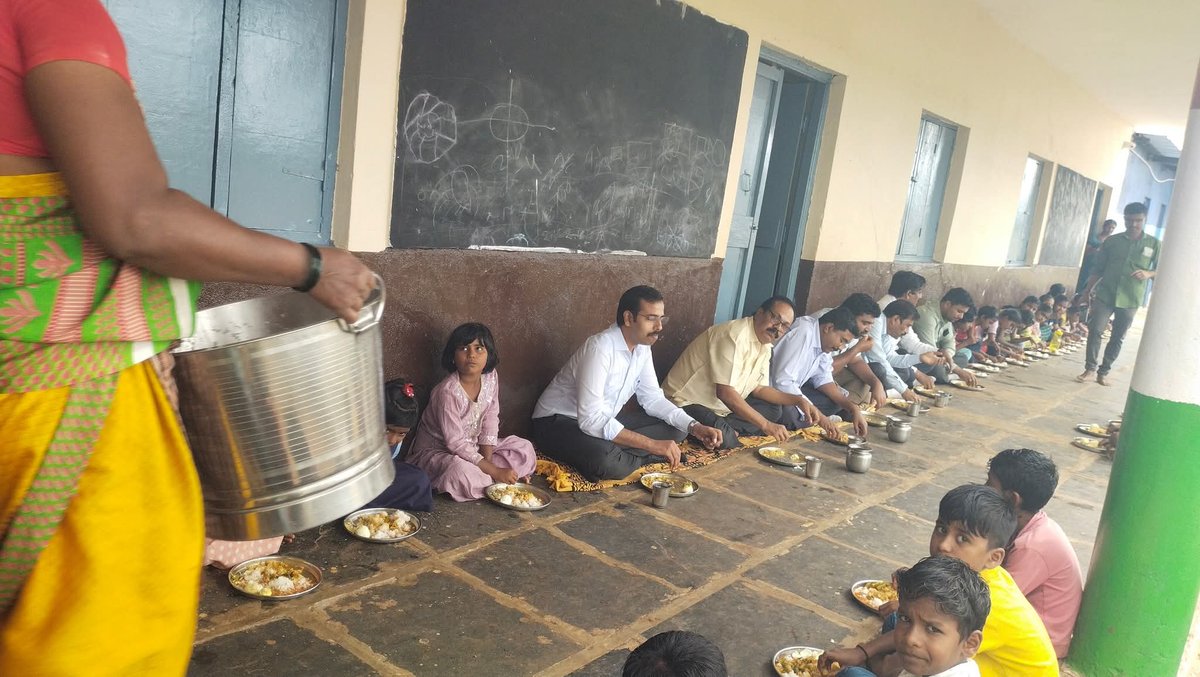 Mgnregn's tweet photo. ಮಕ್ಕಳೊಂದಿಗೆ ಬಿಸಿಯೂಟ ಸವಿದ ಜಿ.ಪಂ.ಸಿಇಒ
ಗದಗ ಜಿಲ್ಲೆ ನರಗುಂದ ತಾಲೂಕಿನ ಕೊಣ್ಣೂರ ಗ್ರಾಮದ ಜನತಾ ಕಾಲೋನಿಯ ಸರ್ಕಾರಿ ಪ್ರಾಥಮಿಕ ಶಾಲೆಗೆ ಮಾನ್ಯ ಜಿ.ಪಂ.ಸಿಇಒ ಭರತ್ ಎಸ್ ಭೇಟಿ ನೀಡಿ ವಿದ್ಯಾರ್ಥಿಗಳೊಂದಿಗೆ ಬಿಸಿಯೂಟ ಸವಿದರು.
ವಿವಿಧ ಕಾಮಗಾರಿ ವೀಕ್ಷಣೆ ಮಾಡಿ ನಂತರ ಮಕ್ಕಳ ಪಕ್ಕದಲ್ಲಿ ಕುಳಿತು ಬಿಸಿಯೂಟ ಸವಿದು ಆಹಾರ ಗುಣಮಟ್ಟ ಪರಿಶೀಲಿಸಿದರು. https://t.co/nPVCJMBeVi