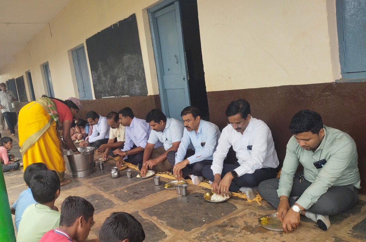 Mgnregn's tweet photo. ಮಕ್ಕಳೊಂದಿಗೆ ಬಿಸಿಯೂಟ ಸವಿದ ಜಿ.ಪಂ.ಸಿಇಒ
ಗದಗ ಜಿಲ್ಲೆ ನರಗುಂದ ತಾಲೂಕಿನ ಕೊಣ್ಣೂರ ಗ್ರಾಮದ ಜನತಾ ಕಾಲೋನಿಯ ಸರ್ಕಾರಿ ಪ್ರಾಥಮಿಕ ಶಾಲೆಗೆ ಮಾನ್ಯ ಜಿ.ಪಂ.ಸಿಇಒ ಭರತ್ ಎಸ್ ಭೇಟಿ ನೀಡಿ ವಿದ್ಯಾರ್ಥಿಗಳೊಂದಿಗೆ ಬಿಸಿಯೂಟ ಸವಿದರು.
ವಿವಿಧ ಕಾಮಗಾರಿ ವೀಕ್ಷಣೆ ಮಾಡಿ ನಂತರ ಮಕ್ಕಳ ಪಕ್ಕದಲ್ಲಿ ಕುಳಿತು ಬಿಸಿಯೂಟ ಸವಿದು ಆಹಾರ ಗುಣಮಟ್ಟ ಪರಿಶೀಲಿಸಿದರು. https://t.co/nPVCJMBeVi