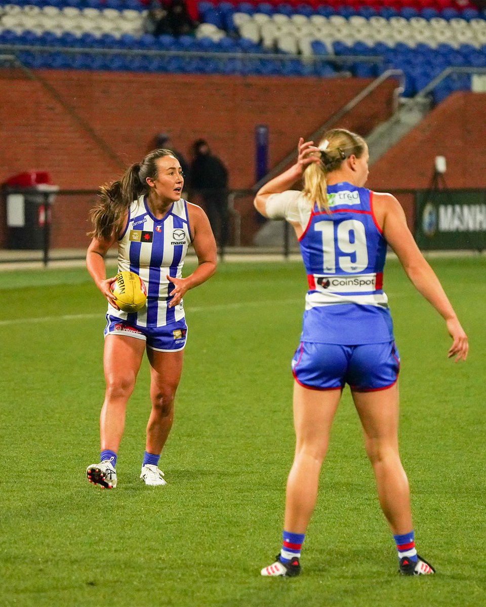 NMFCWomens's tweet image. HT | The hosts lead by seven at a wet and windy Whitten Oval.
Tahlia Randall is our sole goalkicker so far.
WB 3.0.18 NM 1.5.11
#Kangas