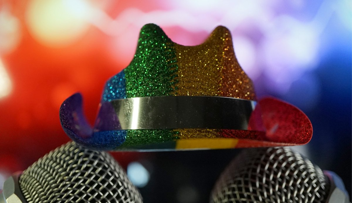 KaosGL's tweet image. 📍Anlat Aşko! stand-up atölyelerinde LGBTİ+’lar bir araya geliyor
Özgür Renkler, Kaos GL ve Kült Kavaklıdere işbirliğiyle hayata geçen Anlat Aşko! stand-up atölyeleri başladı.
kaosgl1.org/haber/anlat-as…
