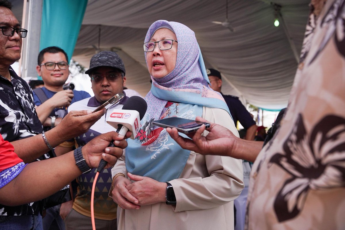 Meninjau persediaan perasmian Borneo Flora Festival 2025 di Kompleks Sukan Laut Antarabangsa Labuan yang akan disempurnakan oleh KDYMM Seri Paduka Baginda Raja Permaisuri Agong esok.

Alhamdulillah, semua persiapan berjalan lancar dan teratur. Labuan kini bersedia menerima