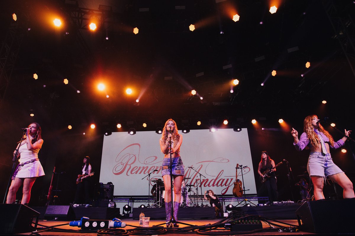 IsleOfWightFest's tweet image. We couldn’t be happier about reminiscing on @remembermonday_'s #IOW2025 performance! Incredible harmonies, electric energy, and a crowd that sang every word 💜🎶
#SkyxlOW