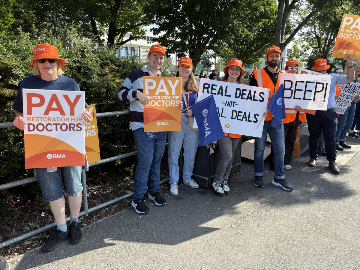 unisonHERHealth's tweet image. We are supporting our resident (junior) doctors today on their @TheBMA @BMAResidents picket outside @HullHospitals today. ✊🏼
@unisontheunion @unisonyh