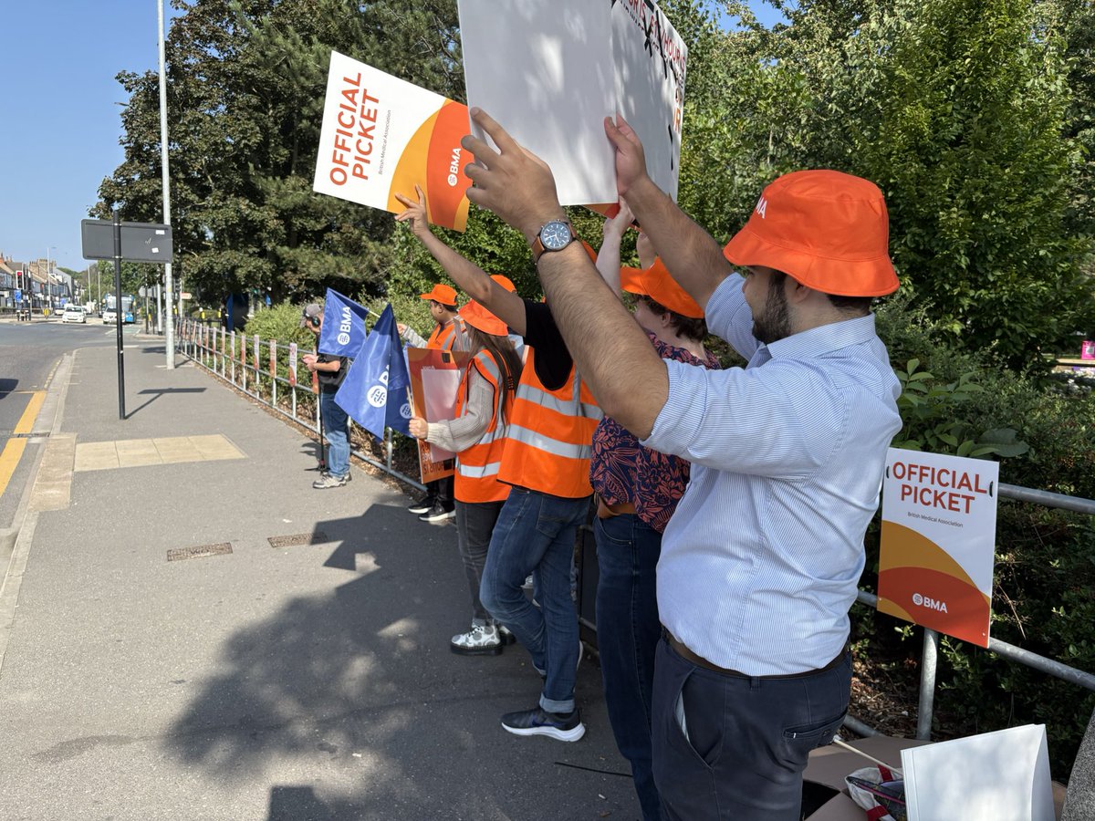 unisonHERHealth's tweet image. We are supporting our resident (junior) doctors today on their @TheBMA @BMAResidents picket outside @HullHospitals today. ✊🏼
@unisontheunion @unisonyh