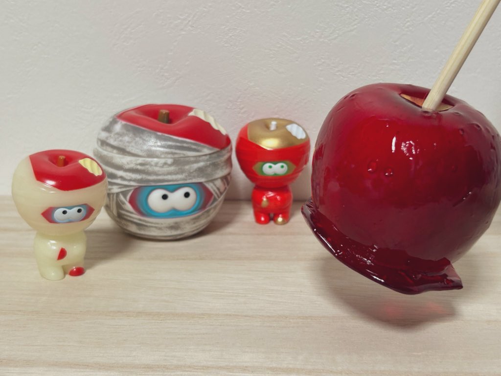 yuu_sofsof's tweet image. 今日は近所がお祭り🎇
りんご飴に興味津々なヤミーマミー🍎
#HUMANROBOT
#ヤミーマミー