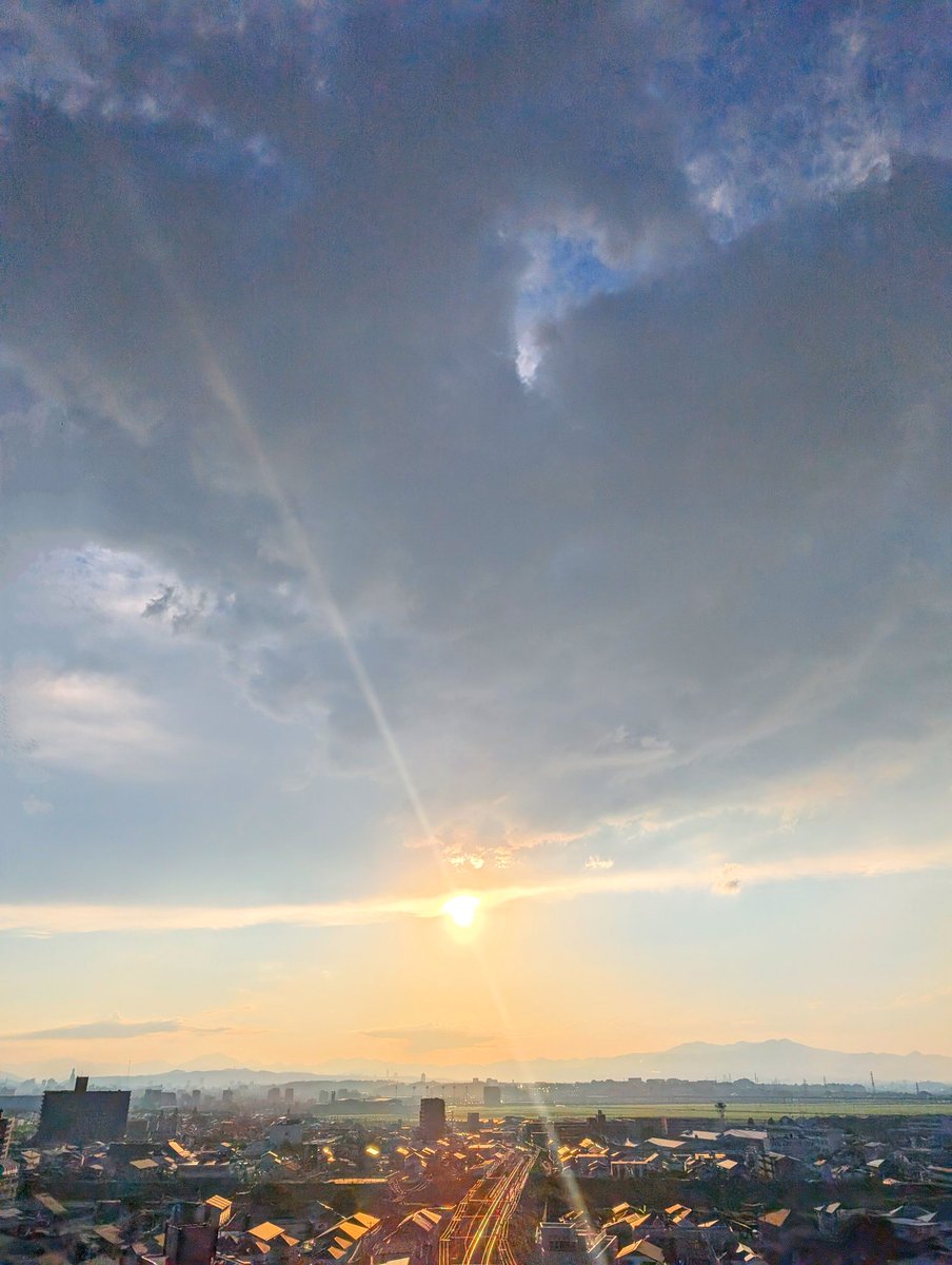 Sora__again's tweet image. 夏の夕風 ༊ • · ° 
　　　　　　　　　ｻﾗﾘ𓂅 𓂃

#いまそら
#イマソラ
#空が好き　　　　　18:11