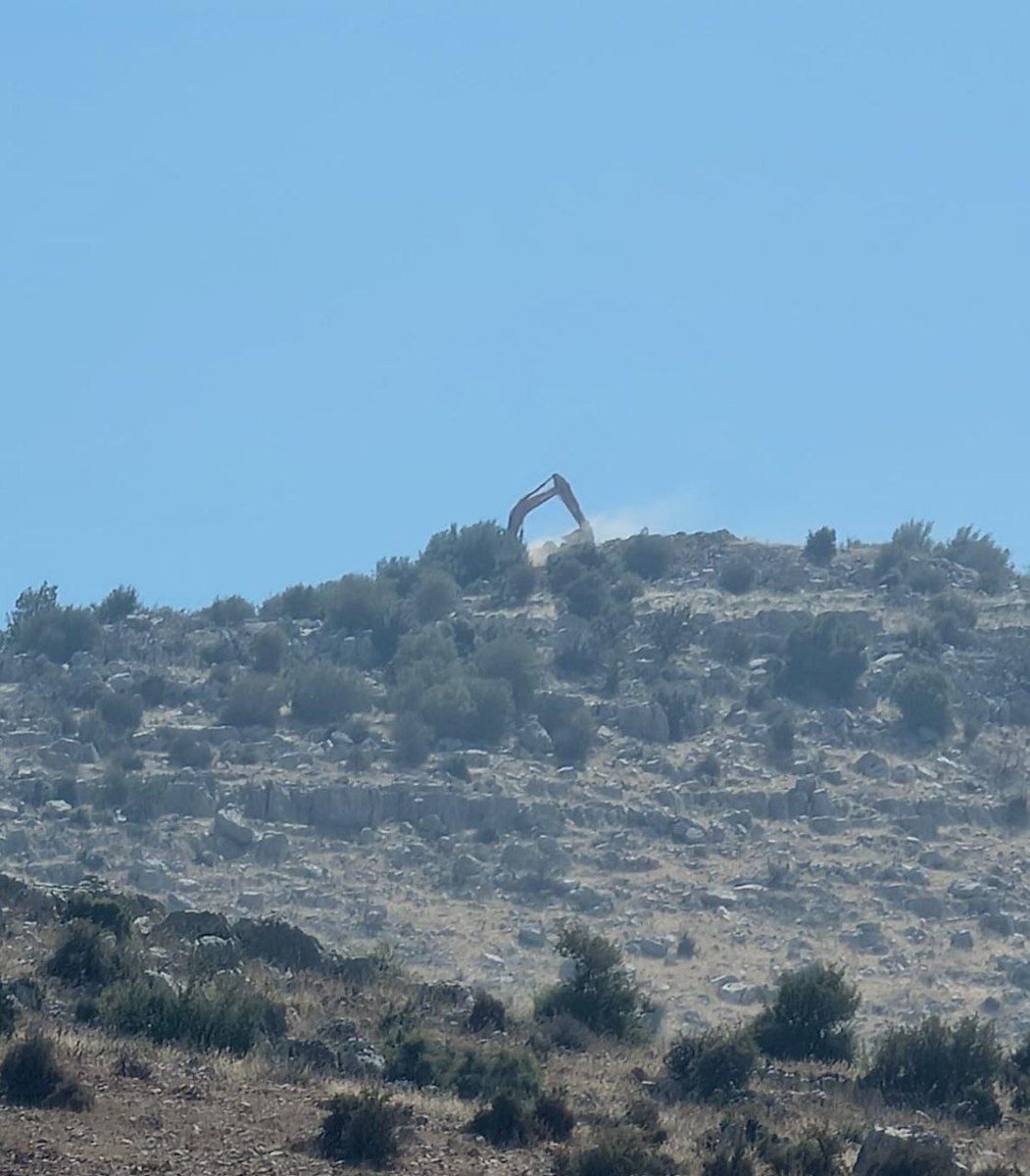 جرافة "إسرائيلية" تنفذ عملية تجريف وتحصين لمربض دبابة ميركافا خارج موقع رويسات العلم في مرتفعات كفرشوبا