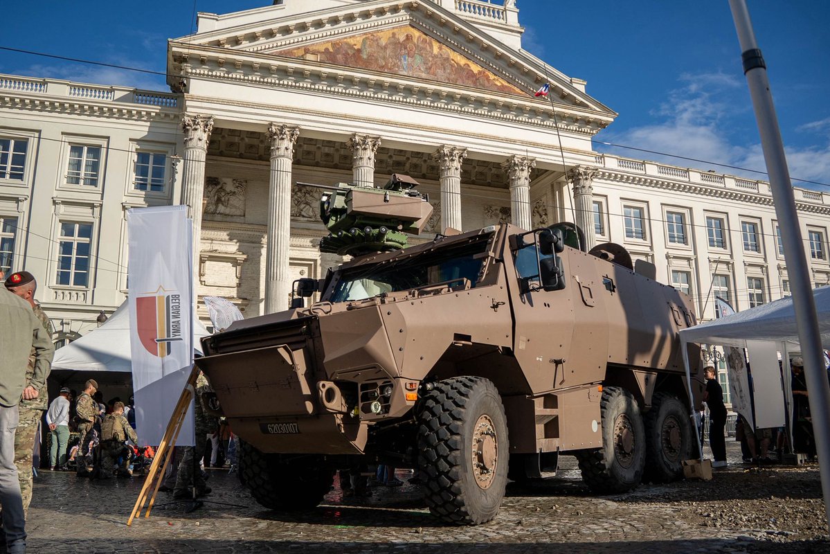 13eBCA's tweet image. Le 21 juillet, le 13e BCA était présent à Bruxelles pour la fête nationale belge, en présence du @CEMAT_FR. 

À cette occasion, la Belle 2 a présenté un véhicule de combat GRIFFON. La présence du 13 est emblématique du programme CaMo🤝🇫🇷🇧🇪