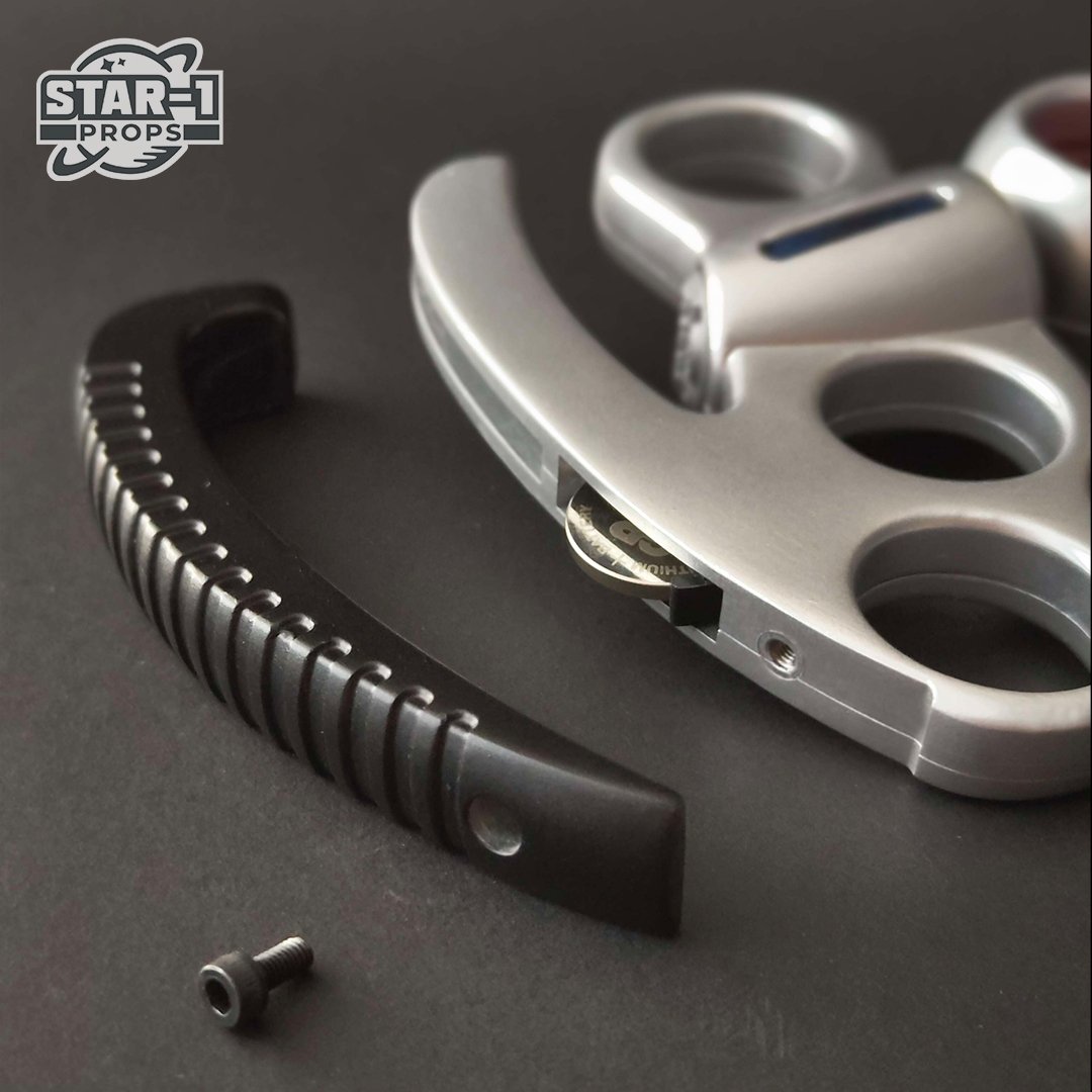 Star1Props's tweet image. Proud to present the Meep Blaster a 1:1 lifesize scale replica from Doctor Who The Star Beast 2023 by Star-1 Props
A crystal-clear trigger activates the light up barrel simulating plasma shots complete with a removable handle for easy battery access.
More details on Instagram!