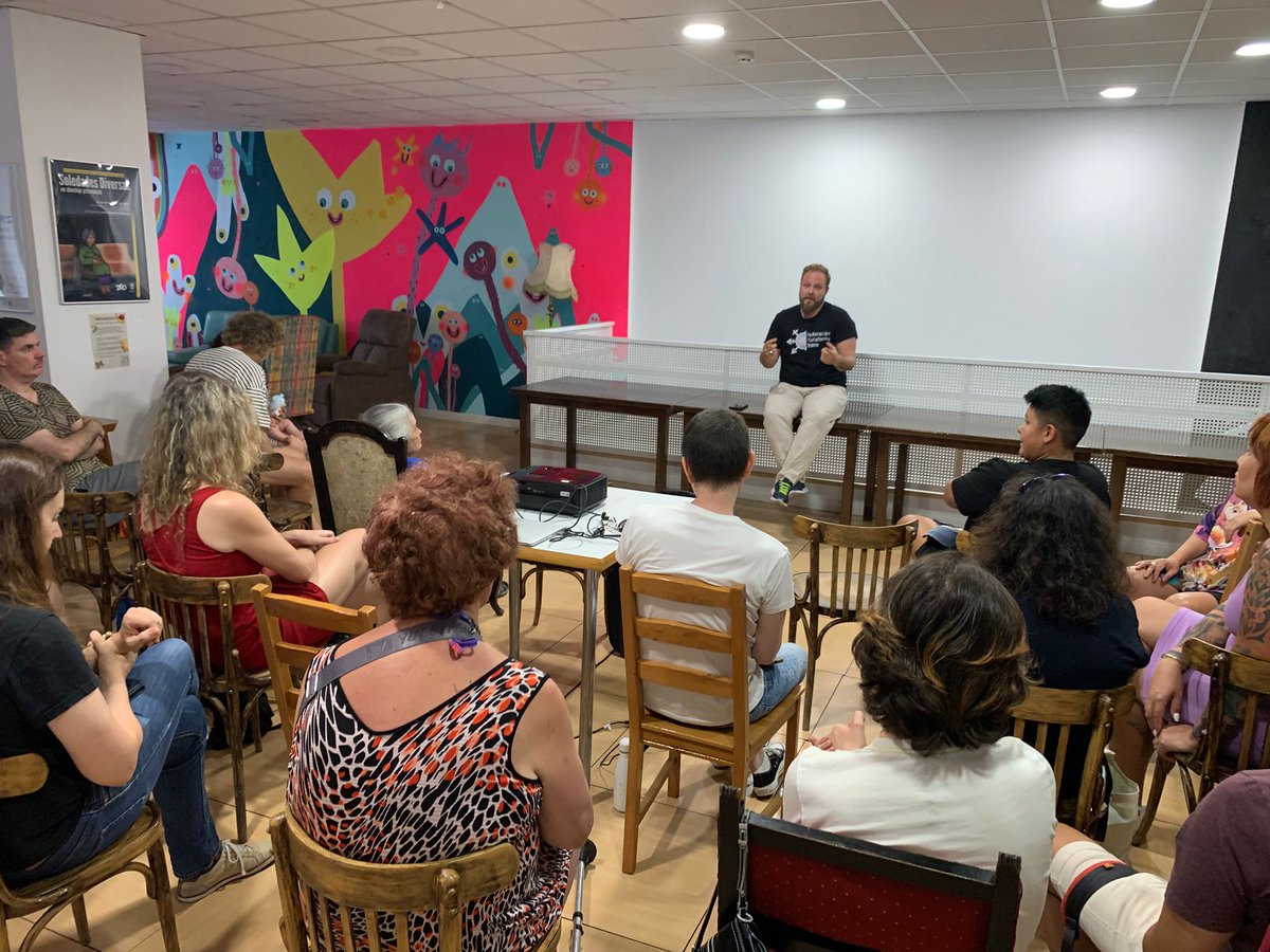 PlataformaTrans's tweet image. 🏳️⚧️ Ayer nos reunimos en el #EspacioTrans de Madrid para ver juntxs el documental "Ciao Bambina", el cual narra el proceso de transición de Afioco Gnecco, que explora la autoaceptación y el renacer personal con el apoyo incondicional de su amiga, Carolina Yuste.
🫂Tras la…