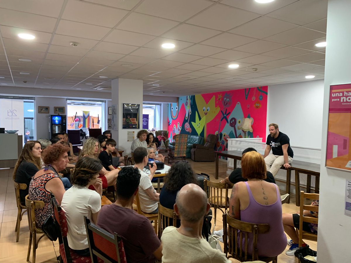PlataformaTrans's tweet image. 🏳️⚧️ Ayer nos reunimos en el #EspacioTrans de Madrid para ver juntxs el documental "Ciao Bambina", el cual narra el proceso de transición de Afioco Gnecco, que explora la autoaceptación y el renacer personal con el apoyo incondicional de su amiga, Carolina Yuste.
🫂Tras la…