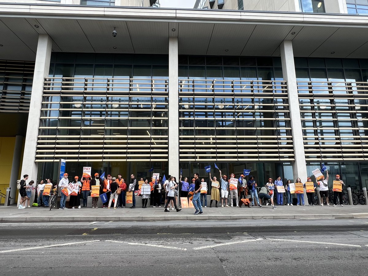 SouthThamesRRDC's tweet image. Great to see such a fantastic turnout for our picket at @UHSussex .
No doctor here is worth 21% less than they were in 2008 ❌
@wesstreeting it’s time to end this, make us a credible offer to restore our pay