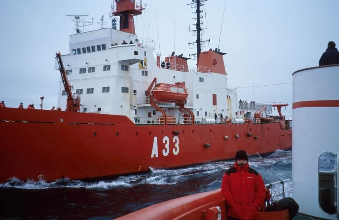 En otra red me recuerdan estas fotos, que compartí hace ahora 4 años, sobre nuestra campaña antártica geológico-astrobiológica de 2000-2001 #Análogos #Astrobiología #Decepción #Livingstone #Hydrodec