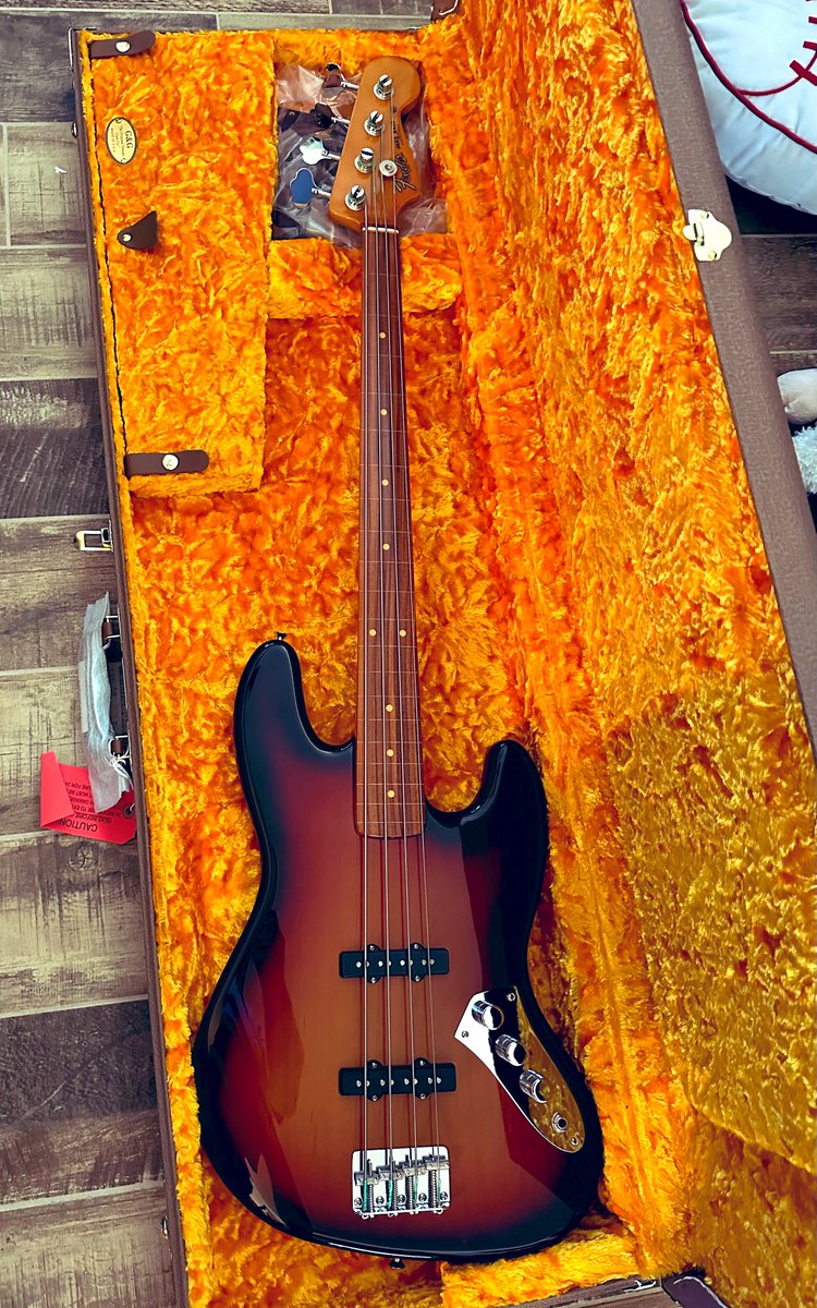 chrisvitali's tweet image. I’ve been sitting here all night playing my new bass.
This thing is probably a little TOO nice for my dirtbag ass.
It’s rare when you play an instrument and it just makes you want to get better as a musician.
This is that.
And it was named by @ChrisShearnYES earlier.…