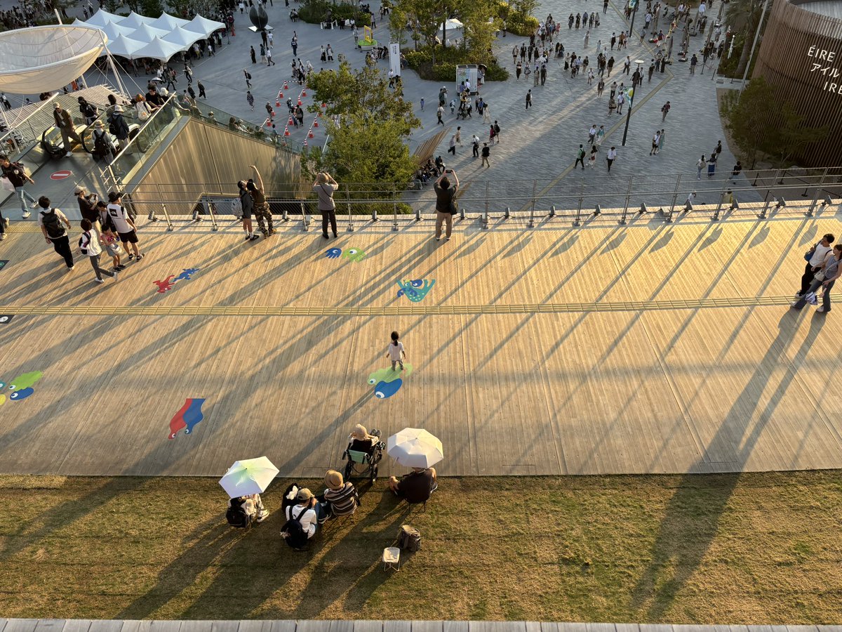 cho_ri_co_'s tweet image. 昨日の万博。パビリオンの前予約ぜーんぶ外れたけど、待ち時間あれど11のパビリオン入れた。最後に1時間待機して入れたクウェート館の砂サラサラと砂漠に寝転んで映像鑑賞が良かった。体験型の方が私は楽しめた。大屋根リングも一周。下から見ても上からの眺めもすごいスケール!また行きたーい!