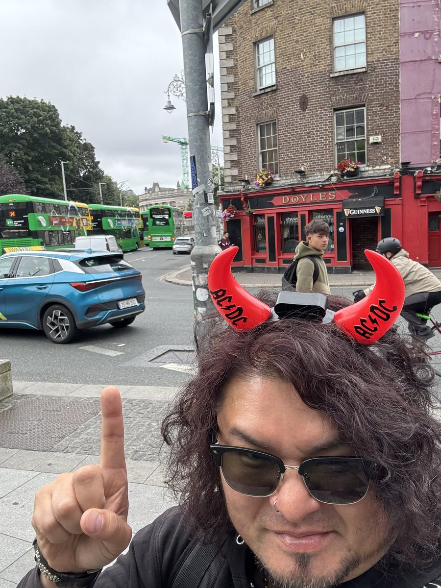ROCK_BAR_SAKEBI's tweet image. 憧れのダブリン🍀
テンプルバーに来た🍺🎻
パブの前にはギネスのデカ樽が山積みになっていて呑兵衛の街だと一目瞭然。
気温は18度。Tシャツだと肌寒い位。
日本の皆さんは暑い暑い言いながら冷麦を啜るくらいしかできないと思いますが、こちとら心地よい気温でギネスとフィッシュ&チップスですわ🤤