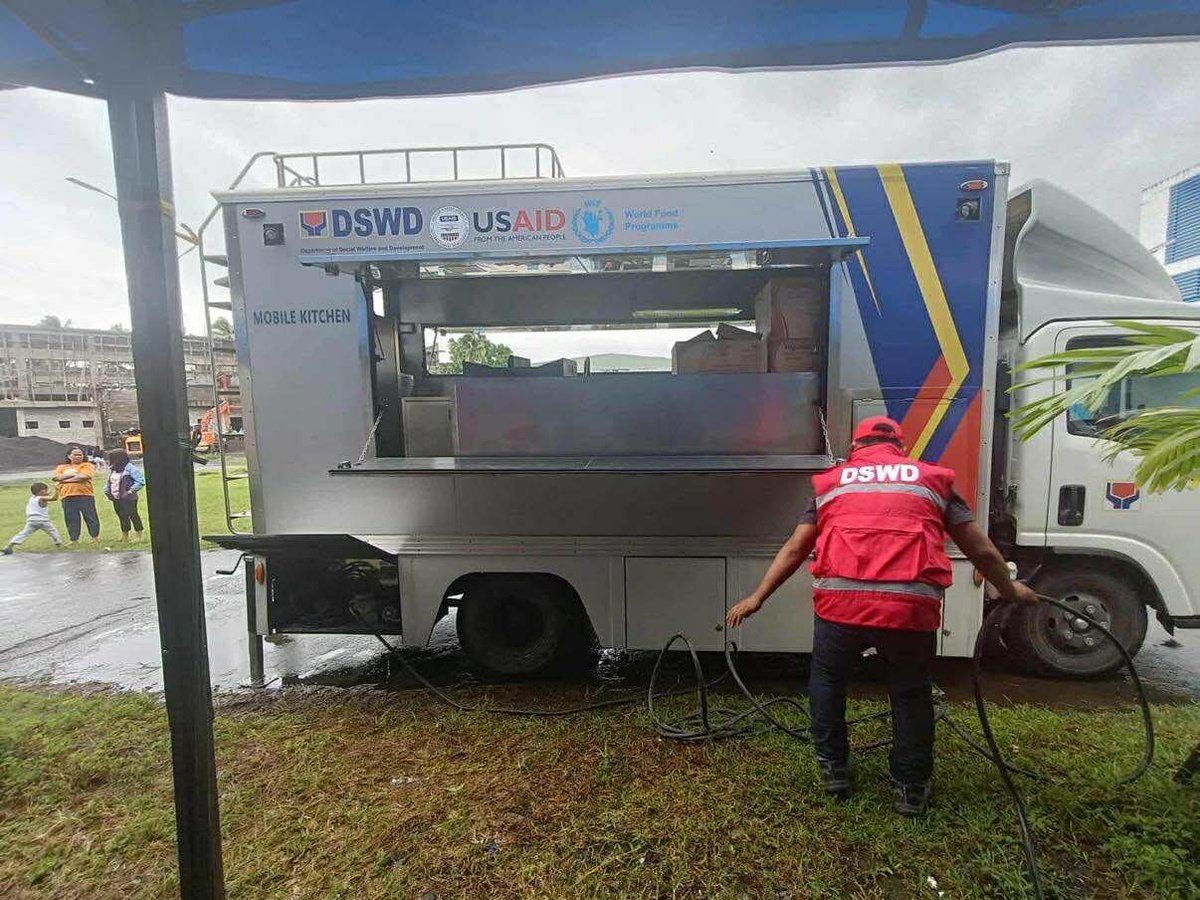 WFP_Philippines's tweet image. The @dswdserves' mobile kitchen in Bicol, donated by WFP with @usembassyph support, is now serving hot meals 🥣 for 530 evacuees affected by #CrisingPH, #DantePH, #EmongPH & #HabagatPH in Guinobatan, Albay.
A vehicle of hope in times of emergency 🚚🚨