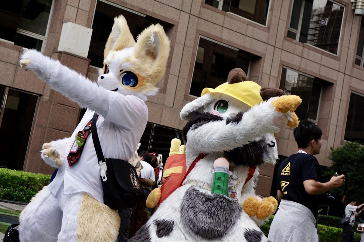 NoremFox's tweet image. 世界を守るために！変身！
#UTFG2025 
#FursuitFriday 
🐑🐉@Justice_fur 
📸@finnyfurr_