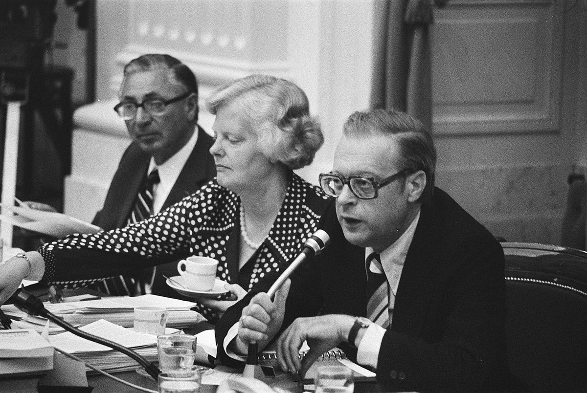 Jan Lamberts (PvdA), Els Veder-Smit (VVD) en Hein Roethof (PvdA) verdedigen op 15 september 1976 hun initiatiefvoorstel in de Tweede Kamer om abortus te legaliseren. Het voorstel sneuvelt echter in de senaat, die voor het eerst voltallig was. Lees verder: parlement.com/node/46557