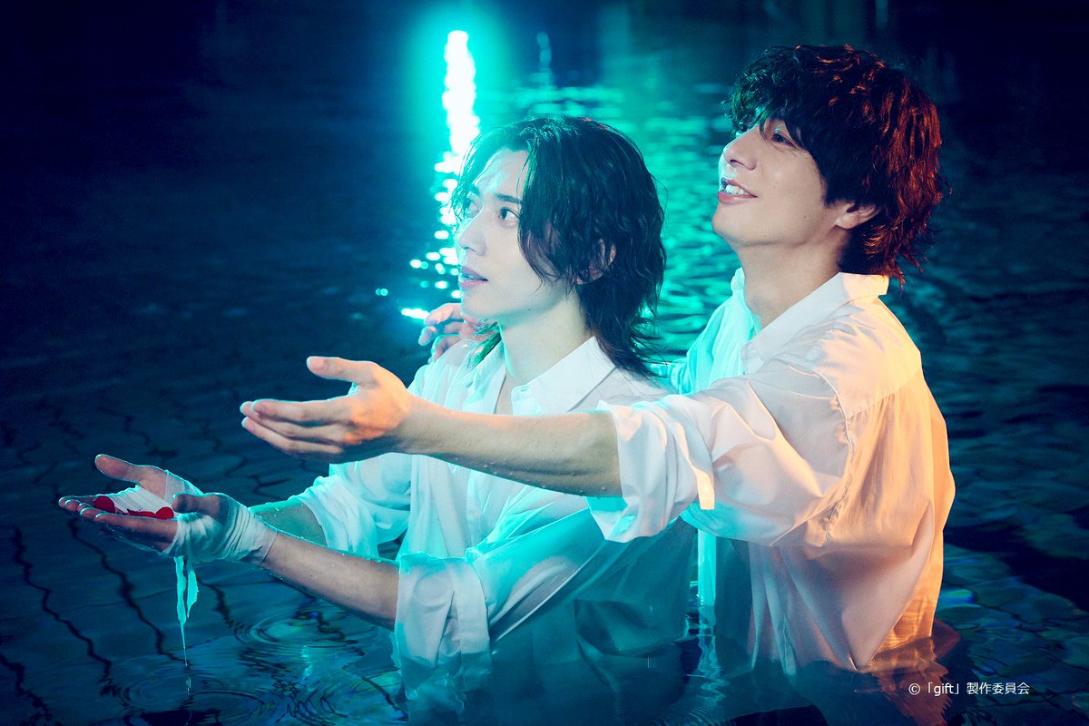 youroli0804's tweet image. so are they gonna kiss this season or?
In the previous drama, Solliev0, a stage-linked drama, they were HALF brothers, and it was not a BL. This season, Gift, is set in the same universe and they play two different characters.
Wada Takuma x Someya Toshiyuki