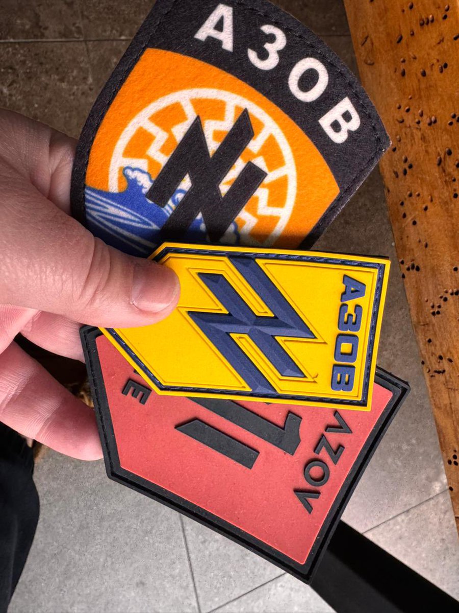 Calebkeyi's tweet image. 我不知道我的乌克兰朋友是从哪里弄到这些徽章的,只知道那是专门为我准备的——因为他们记得我在收集不同的徽章。拿到手的那一刻,我心里一暖,却又突然想起了已经牺牲的Oleg。…