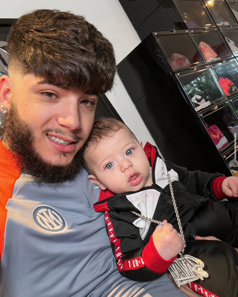 ICMadunina's tweet image. Questa mattina, all’1:00 am è uscito il nuovo pezzo feat. Ghali e Shiva e noi, che siamo un Inter Club arzillo che non dorme mai, abbiamo estrapolato per voi il verso più significativo, del rapper Shiva (al secolo Andrea Arrigoni da Legnano). Play! 🎶🖤💙