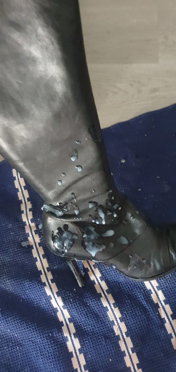 ZeddikusZul's tweet photo. Das Passiert wenn man sich seiner/n Herrin/nen hingibt
@RealAndreaLove_ @SStiefelherrin #Stiefel #Boots #Bootscum #Herrin #Sklave #Stiefelliebe #Leder #Devot #Gehorsam #Herrinliebe https://t.co/niWCjwj1Nt
