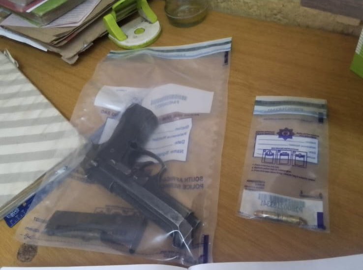 GP_CommSafety's tweet image. Members of the Doornkop SAPS Crime Prevention Unit, with the Gauteng Traffic Wardens, acted on a tip-off from an informant regarding a property where a vehicle was allegedly being stripped.
Upon arrival at the identified premises, officers found three suspects on site and…