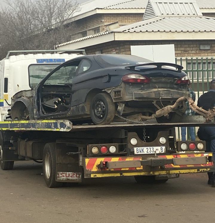 GP_CommSafety's tweet image. Members of the Doornkop SAPS Crime Prevention Unit, with the Gauteng Traffic Wardens, acted on a tip-off from an informant regarding a property where a vehicle was allegedly being stripped.
Upon arrival at the identified premises, officers found three suspects on site and…