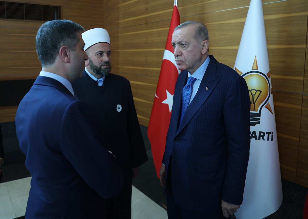 RifatFejzic's tweet image. Ukazana mi je velika čast i ogromno zadovoljstvo da svoju posjetu🇹🇷okončam susretom sa predsjednikom🇹🇷Redžepom Tayyipom Erdoğanom.
HVALA🇹🇷!
Türkiye ziyaretimi Cumhurbaşkanı Racep Tayyıp Erdoğan ile bir görüşmeyle tamamlamak benim için büyük bir onur ve mutluluk.
TEŞEKKÜRLER🇹🇷!