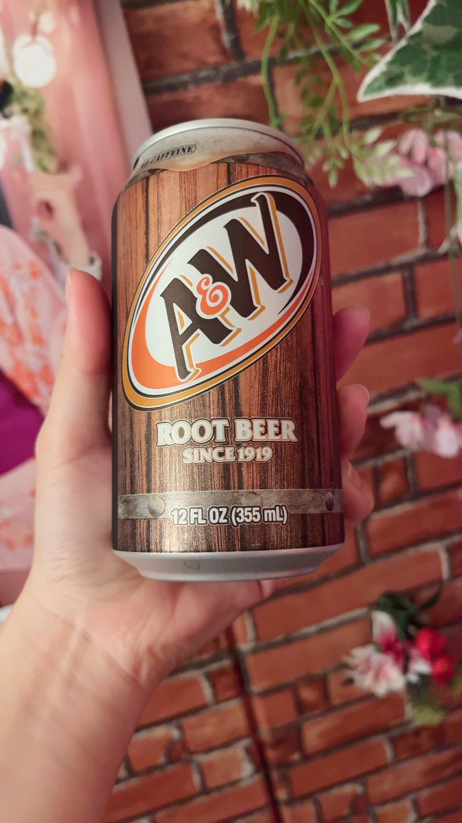 mintspec_mii's tweet image. ルートビア✨すっごい久々に飲んだよー!!😆見つけたから買ってみたんだぁ🥳
故郷の味がする🥳✨
しかし、今日も暑かったねー!!💦お水もしっかり飲もうっと❣️