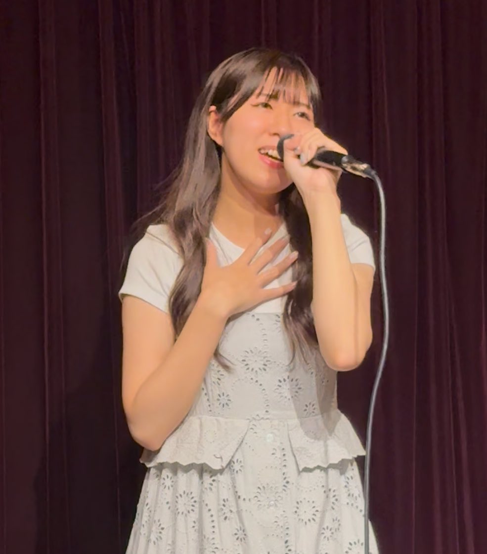 250724
at E-LOUNGE
＃茉莉子

色々名前は拝見していますがライブは初めまして🙌

🎤と音源のスタイル

想いを語ってから歌唱に入るので、曲への理解がスムーズ☺️

「ただ、それだけ」は、MCとその歌詞が印象的な楽曲✨

全ての物販を忘れたとの事😳

話しかけるタイミングを取れず🥲

次の機会に🙇‍♂️