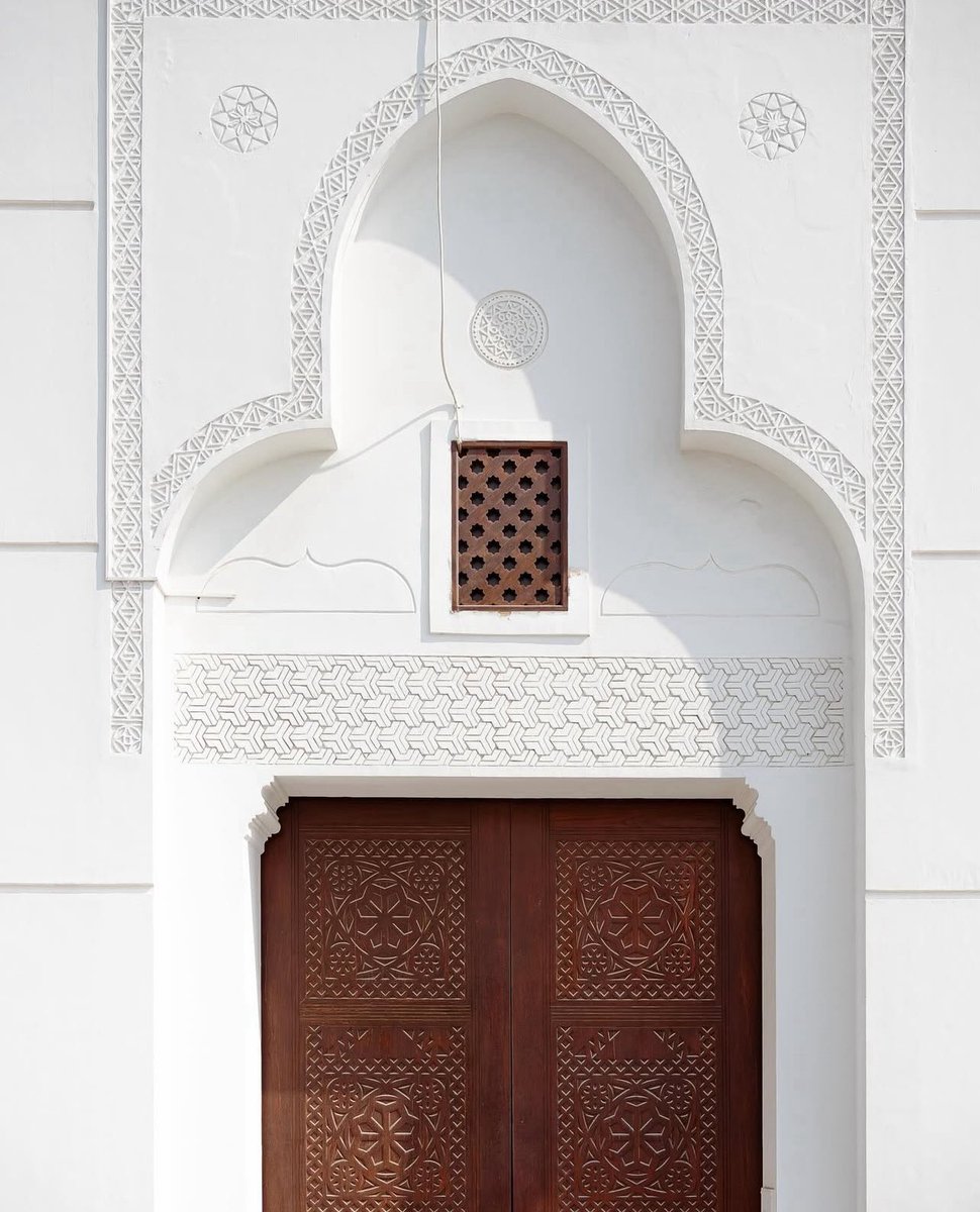DhikrPosters's tweet image. Jaffali Mosque in Jeddah is a peaceful gem beside Lake Al-Arba’een 🕌
Built in 1987 with 20 white domes and a graceful minaret, it blends beauty, history, and calm in the heart of Al-Balad. A timeless spot for reflection.
Jummah Mubarak!