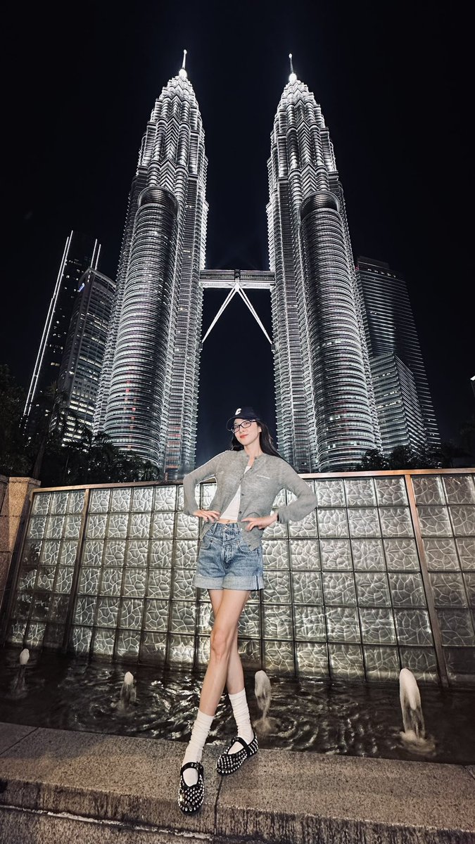 krungy21's tweet image. Tourist Dara in #KualaLumpur #Malaysia 🇲🇾
Petronas Twin Tower shot success!!! 😁👍