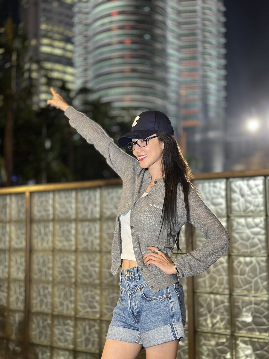 krungy21's tweet image. Tourist Dara in #KualaLumpur #Malaysia 🇲🇾
Petronas Twin Tower shot success!!! 😁👍