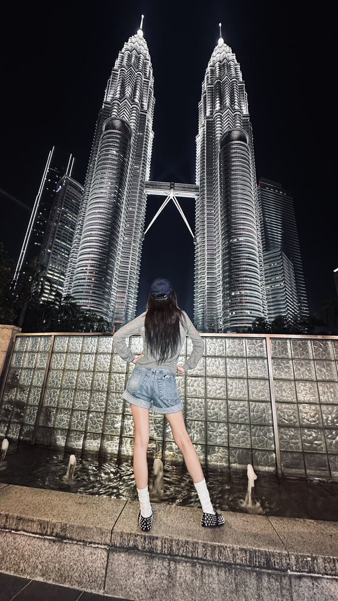 krungy21's tweet image. Tourist Dara in #KualaLumpur #Malaysia 🇲🇾
Petronas Twin Tower shot success!!! 😁👍