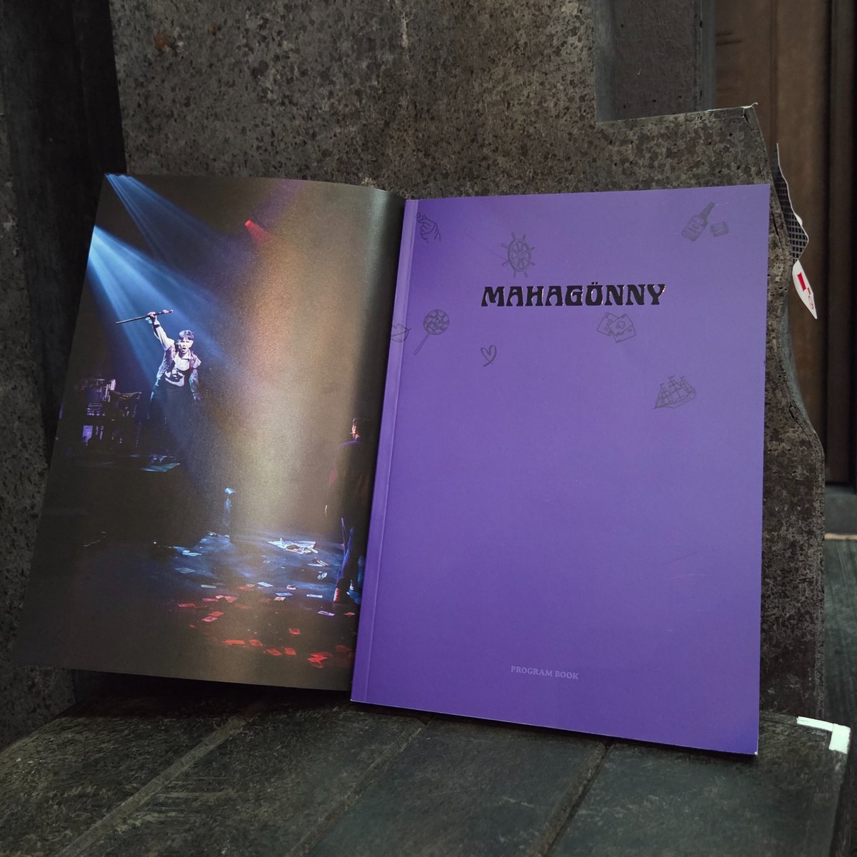 m_mahagonny's tweet image. [뮤지컬 #마하고니]

🃏 MD 안내

✔️프로그램북
✔️사이즈 182x257mm 내지 124P
✔️12,000원

-
Musical MAHAGÖNNY
2025.06.17-08.31
링크아트센터 페이코홀