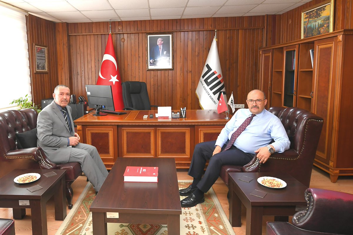 TC_Balikesir's tweet image. 🔹 Vali İsmail Ustaoğlu, görevine yeni başlayan Türkiye İstatistik Kurumu Balıkesir Bölge Müdürü Yavuz Uyar&apos;ı ziyaret ederek yürütülen çalışmalar hakkında bilgi aldı.