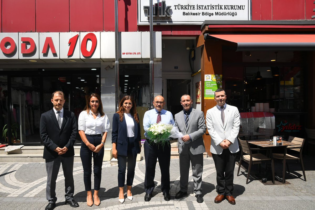 TC_Balikesir's tweet image. 🔹 Vali İsmail Ustaoğlu, görevine yeni başlayan Türkiye İstatistik Kurumu Balıkesir Bölge Müdürü Yavuz Uyar&apos;ı ziyaret ederek yürütülen çalışmalar hakkında bilgi aldı.