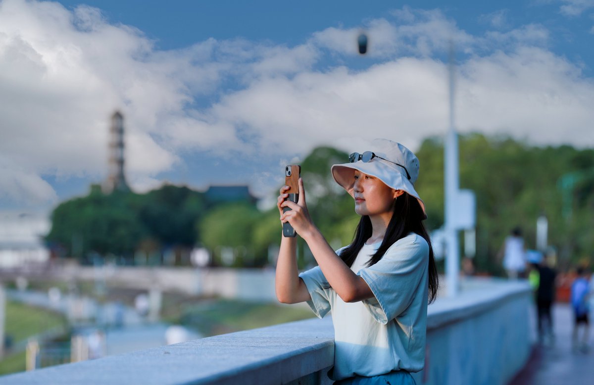 HiJiujiang's tweet photo. Tourists enjoy the beautiful scenery in the Yangtze River Cultural Park in Jiujiang, Jiangxi Province. https://t.co/cOcPcf85wG