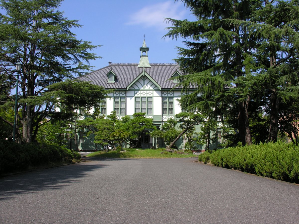 NaraWomensUniv's tweet photo. 🌸奈良女子大学記念館クラファン、
あと【２日】で終了！

卒業生の記憶と景観を守るため、いま一人ひとりの力が必要です。

SNSでの拡散も大歓迎です✨

🔗 https://t.co/luWxkrgUky https://t.co/vD7anydKm3