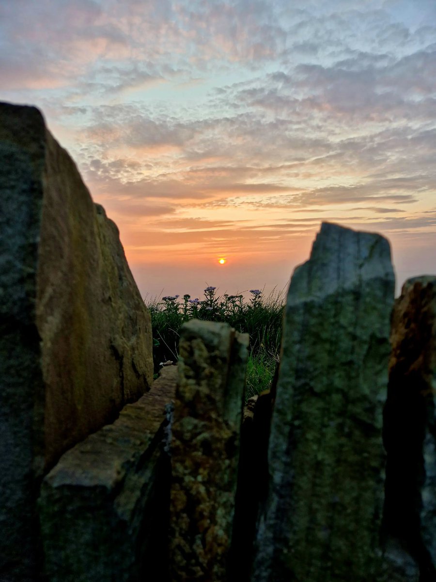 cormac_mcginley's tweet image. Last glimpse of the evening sun as it sinks into a bed of soft cloud for the night.
County Clare, Ireland.